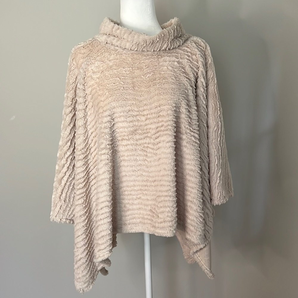 Cream Poncho. Fits M/L. Purchased at Charley’s. Worn once.